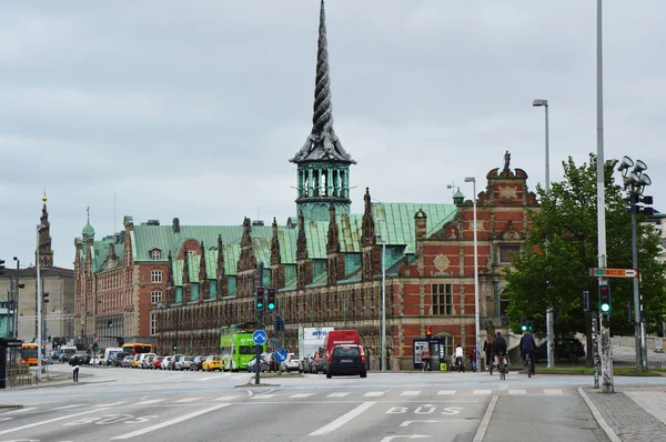 COPENHAGEN, DINAMARCA - 31 DE MAYO DE 2017: Borsen en la calle Brsgade es una bolsa del siglo XVII en el centro de Copenhague. Destaca por su aguja, en forma de cola de cuatro dragones entrelazados — Foto de Stock