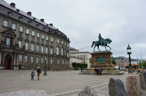 コペンハーゲン, デンマーク - 2017 年 5 月 31 日: クリスチャンスボー Slotspads 広場、デンマーク ・ コペンハーゲンのクリスチャンスボー スロット宮殿の前で王フレゼリク 7 世の騎馬像 — ストック写真