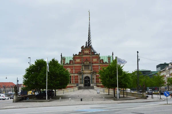 COPENHAGUE, DANEMARK - 31 MAI 2017 : Borsen, rue Brsgade, est une bourse du XVIIe siècle située dans le centre de Copenhague. Le plus connu pour sa flèche, en forme de queues de quatre dragons torsadés ensemble — Photo