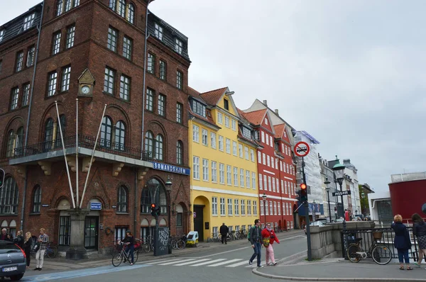 コペンハーゲン, デンマーク - 2017 年 5 月 31 日: ニューハウンの有名なプロムナードの美しい古い宮殿。典型的なカラフルな家と水の運河、コペンハーゲン、デンマークのコペンハーゲンのニューハウン 17 世紀の港 — ストック写真