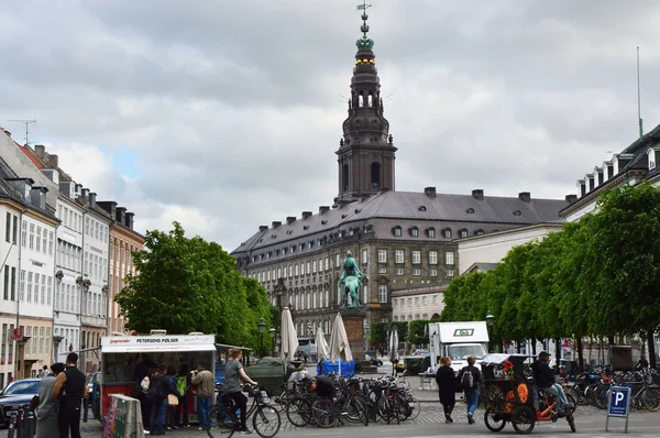 コペンハーゲン, デンマーク - 2017 年 5 月 31 日: Strget、歩行者、車を無料コペンハーゲンのショッピング街のメインストリート。この観光名所は、ヨーロッパで最も長い歩行者ショッピングストリートの 1 つ — ストック写真
