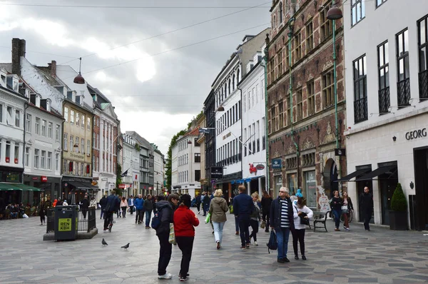哥本哈根，丹麦-2017 年 5 月 31 日： 在 Strget，行人、 车免费购物区在哥本哈根的主要街道。这个旅游景点是欧洲最长的步行购物街之一 — 图库照片