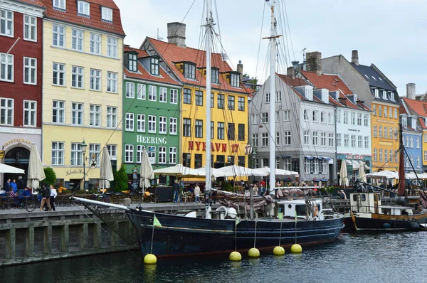17 世紀の典型的なカラフルな家とコペンハーゲンの港し、水の運河、ニューハウン、コペンハーゲン、デンマークのコペンハーゲン、デンマーク - 2017 年 5 月 31 日: ニューハウン — ストック写真