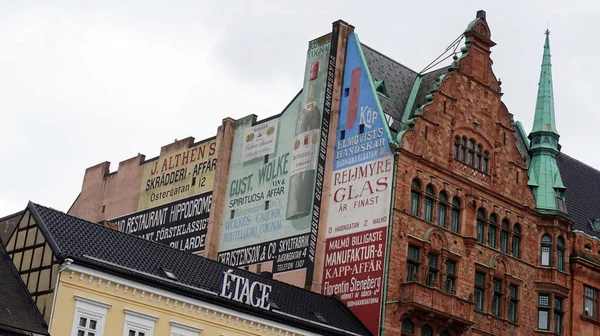 忽视平方米老城与一些老式的广告，马尔默，瑞典的马尔默，瑞典-2017 年 5 月 31 日： 宫殿 — 图库照片