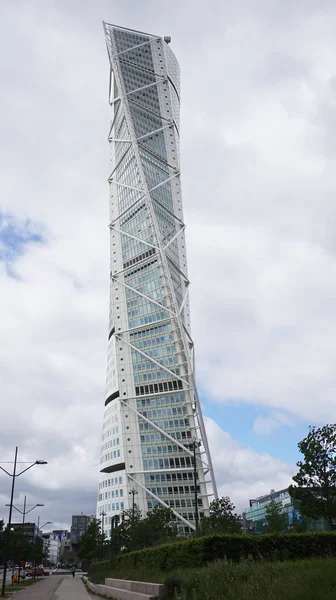 Malmö, Szwecja - 31 maja 2017 r.: Turning Torso, zaprojektowane przez Santiago Calatrava jest najwyższym budynkiem w Skandynawii, znajdujące się na cieśniny resund, jest uważany za pierwszy skręcony wieżowiec na świecie — Zdjęcie stockowe