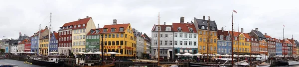 Köpenhamn, Danmark - 31 maj 2017: personer i öppna kaféer på den berömda promenaden i Nyhavn. Nyhavn en 17th-talet hamnen i Köpenhamn med typiska färgglada hus och kanaler, Köpenhamn, Danmark — Stockfoto
