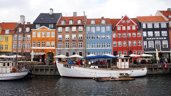 17 世紀の典型的なカラフルな家とコペンハーゲンの港し、水の運河、ニューハウン、コペンハーゲン、デンマークのコペンハーゲン、デンマーク - 2017 年 5 月 31 日: ニューハウン — ストック写真