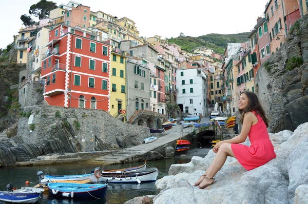 Hermosa joven disfrutando de la vista de Riomaggiore en el Patrimonio de la Humanidad de la UNESCO Cinque Terre, Cinco Tierras, Liguria, Italia — Foto de Stock