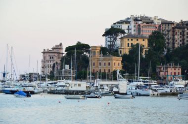 Rapallo, İtalya - 12 Haziran 2017: Görünüm Rapallo harbour adlı günbatımı, Liguria, İtalya