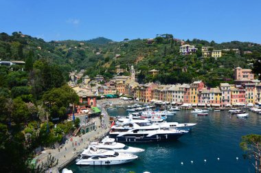 Portofino, İtalya - 13 Haziran 2017: muhteşem yat ve tekne, Portofino, Liguria, İtalya ile onun liman ile Portofino şehir panoraması