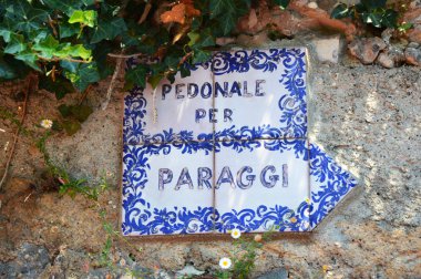 Portofino, İtalya - 13 Haziran 2017: Seramik işareti Paraggi, Portofino uçurum Paraggi için üzerinde yürüyüş yolu başına Pedonale