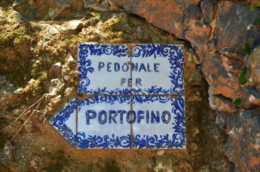 Portofino, İtalya - 13 Haziran 2017: Seramik işareti Portofino, yürüyüş yolu Paraggi uçurum Portofino için tarih başına Pedonale İtalyan köyleri pitoresk harbour için ünlü ve renkli evler.