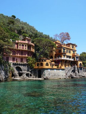 Portofino shore ile üzerinde güzel Villa berrak yeşil su Akdeniz, Portofino, İtalya