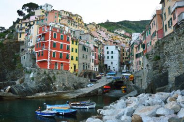 Riomaggiore, İtalya - 14 Haziran 2017: Riomaggiore Köyü cliff kayalar ve deniz. Beş topraklar, Cinque Terre Milli Parkı, Liguria, İtalya, Avrupa'nın deniz manzarası