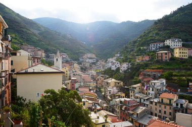 Riomaggiore Merkezi Dağları ile panoramik görünümü arka planda, Riomaggiore, Cinque Terre, İtalya