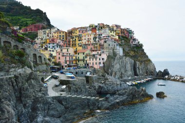 İle onun renkli Manarola şehir geleneksel buzlu evler Akdeniz, Cinque Terre Milli Parkı ve UNESCO Dünya Miras Listesi, Liguria, İtalya üzerinde