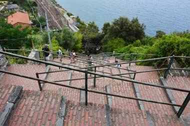 Corniglia, İtalya - 14 Temmuz 2017: Lardarina, adım, 382 adımlarla Corniglia Köyü, beş toprakları şaşırtıcı Cinque Terre, İtalya için 33 uçuşlar istasyonundan uzun tuğla uçuş
