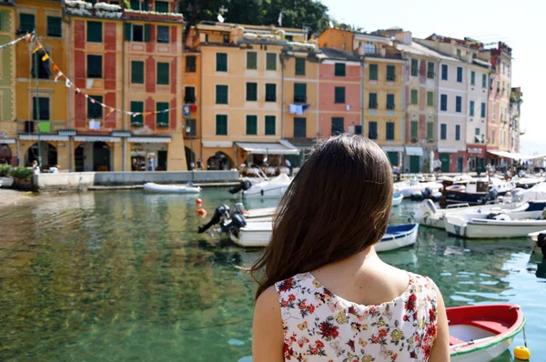 Назад стороні дівчини, дивлячись на гавань Портофіно і барвистими будинками, Італії, італійського подорожі концепцію — стокове фото
