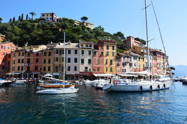 De kust van de prachtige zee met kleurrijke huizen en boten in de haven van Portofino, Italië. Zomer landschap — Stockfoto