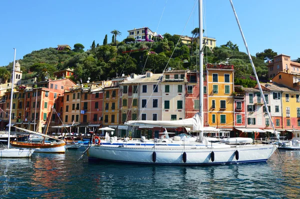 Όμορφη θέα στη θάλασσα ακτή με πολύχρωμα σπίτια και πλοία στο λιμάνι του Πορτοφίνο, Ιταλία. Καλοκαιρινό τοπίο — Φωτογραφία Αρχείου