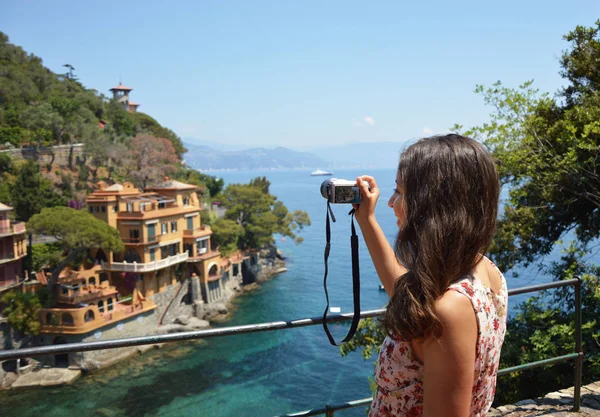 Обратная сторона молодой женщины, фотографирующей красивый залив в Портофино, счастливое путешествие в Европу, концепция летнего отдыха — стоковое фото