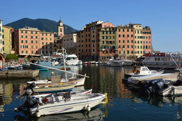 Camogli, Ιταλία - 13 Ιουνίου 2017: Camogli λιμάνι με πολύχρωμα σπίτια και τα σκάφη αγκυροβολημένο, Camogli, Λιγουρία, Ιταλία — Φωτογραφία Αρχείου