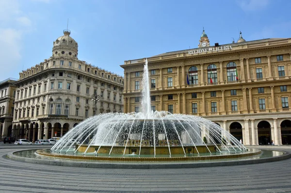 A szökőkút közepén "Piazza De Ferrari", a fő tér Genova, Olaszország — Stock Fotó