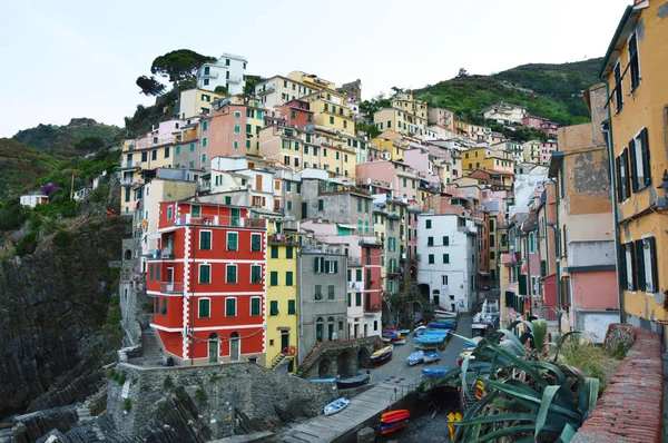 RIOMAGGIORE, ITALIA - 14 DE JUNIO DE 2017: Riomaggiore pueblo en las rocas del acantilado y el mar. Paisaje marino en cinco tierras, Parque Nacional Cinque Terre, Liguria, Italia, Europa — Foto de Stock