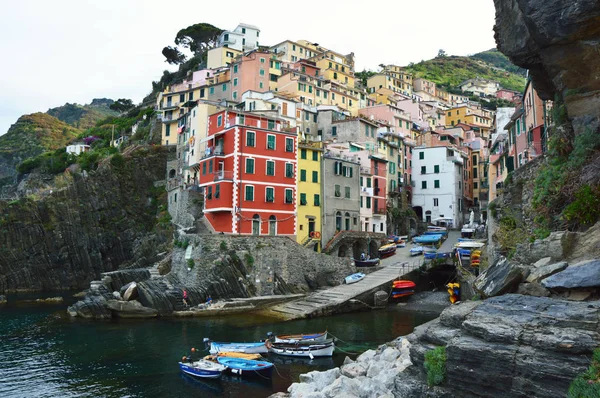 Colorido pueblo Riomaggiore en Parque Nacional Cinque Terre, Liguria, Italia — Foto de Stock