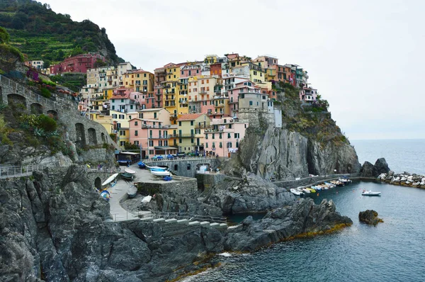 Città di Manarola con le sue colorate case tradizionali sulle rocce del Mediterraneo, Parco Nazionale delle Cinque Terre e Patrimonio Mondiale dell'UNESCO, Liguria, Italia — Foto Stock