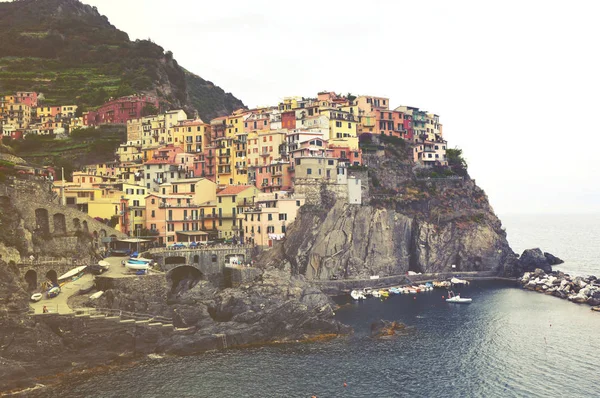 Città di Manarola con le sue case colorate sulle rocce del Mediterraneo, Parco Nazionale delle Cinque Terre e Patrimonio dell'Umanità UNESCO, Liguria, Italia. Filtro vintage — Foto Stock