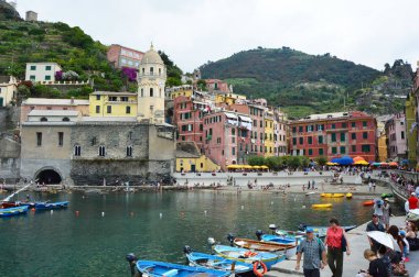 Vernazza, İtalya - 14 Haziran 2017: Vernazza plaj Santa Margherita kilise ve onun renkli evleri İtalyan Rivierası, Cinque Terre, İtalya