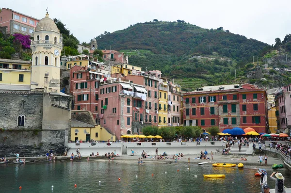 Vernazza, Itálie – 14. června 2017: přístav Vernazza kostel Santa Margherita a jeho barevné domy v regionu Italská riviéra, Cinque Terre, Itálie — Stock fotografie