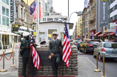 Checkpoint Charlie, Batı ve Doğu Berlin soğuk savaş sırasında arasındaki ünlü geçiş. Amerikalı bir asker nöbet tutan bayrak.