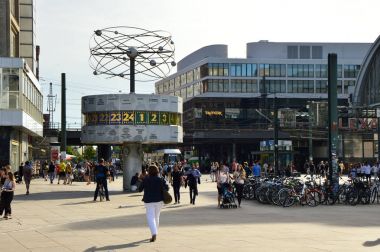 Berlin Alexanderplatz Meydanı Weltzeituhr (Dünya zaman saati) ile insanlar. Alexanderplatz, Berlin, Almanya'nın bir önemli merkezi ulaşım merkezi da