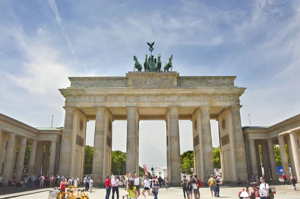 Brandenburg gate (Brandenburger Tor) je 18 století klasicistní vítězný oblouk v Berlíně, jeden z nejznámějších památek z Německa — Stock fotografie