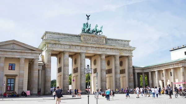 Brandenburg gate (Brandenburger Tor) je 18 století klasicistní vítězný oblouk v Berlíně, jeden z nejznámějších památek z Německa — Stock fotografie