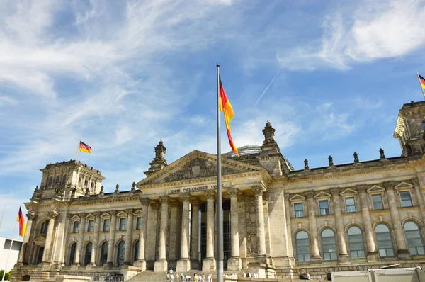 Berlín, Německo - 21. června 2017:German vlají ve větru na Reichstag building, sídlo německého parlamentu (Deutscher Bundestag), za slunečného dne se modrá obloha a mraky, Berlín, Německo — Stock fotografie