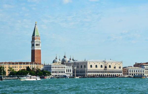 Vista da torre sineira de São Marcos e do Palácio do Doge tirada de vaporetto na Lagoa de Veneza, Itália — Fotografia de Stock