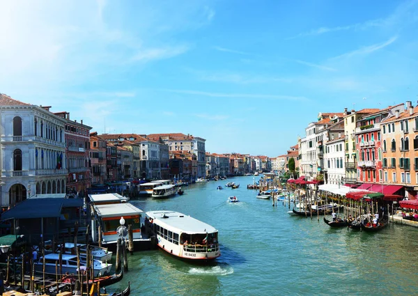 Rialto Köprüsü ile vapporetoları tam Turist ve gondollar güneşli bir günde, Venedik, İtalya Grand Canal görünümünden — Stok fotoğraf