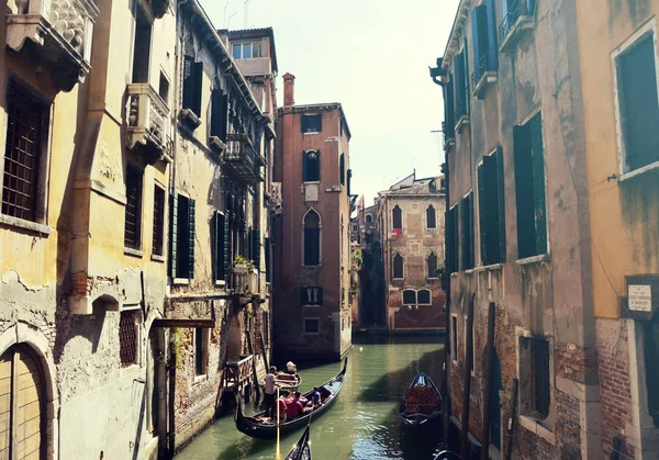 Geleneksel gondol Venedik, İtalya eski sarayları arasında dar kanal. Retro Vintage filtre. — Stok fotoğraf