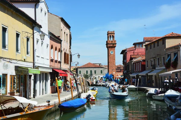 MURANO, ITALIA - 9 AGOSTO 2016: Veduta estiva di Murano con torre dell'orologio sullo sfondo, isola di Murano, Venezia, Italia — Foto Stock
