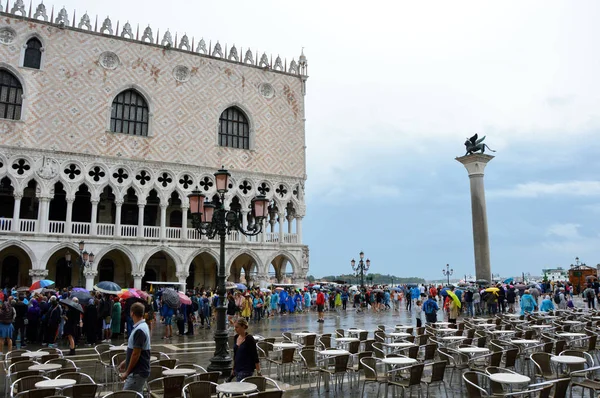 VENICE, ITÁLIA - AGOSTO 10, 2016: turistas com guarda-chuvas na praça de São Marcos em um dia chuvoso, Veneza, Itália . — Fotografia de Stock