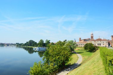 Güzel panoramik Mantua tarihi şehir ile river Mincio, Lombardiya, İtalya