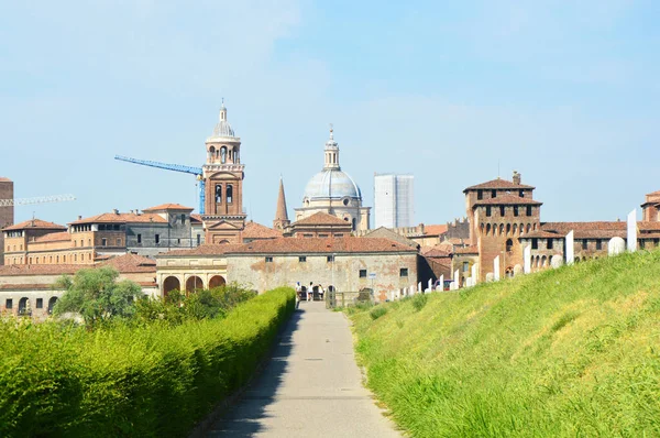 Bela vista panorâmica da cidade de Mântua com ciclovia Mântua, Itália — Fotografia de Stock