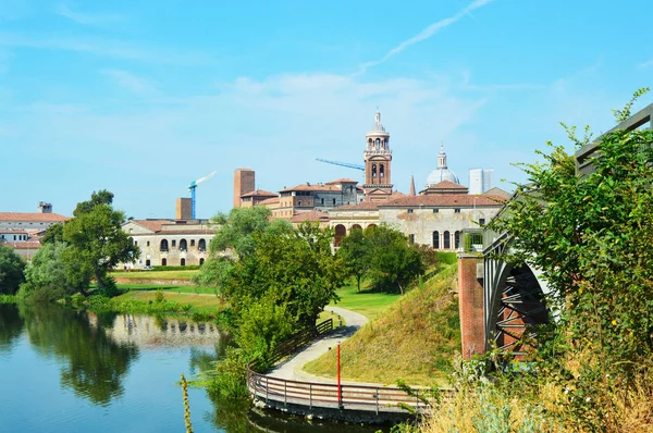 Bela vista panorâmica da cidade histórica de Mântua com o rio Mincio, Lombardia, Itália — Fotografia de Stock