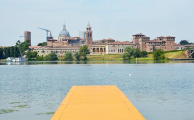 Mantua tarihi şehir rıhtımda nehir Mincio, Mantua, Lombardiya, İtalya dan güzel panoramik manzaralı
