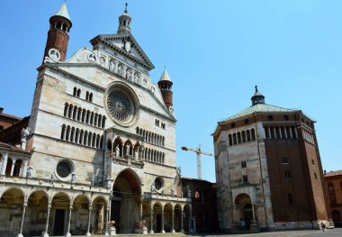 Katedral çan kulesi Torrazzo ile Santa Maria Assunta ve vaftizhane Cremona, İtalya