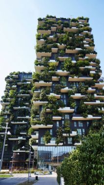 Her balkonda çok ağaç ile modern ve ekolojik gökdelenler. Bosco Verticale, Milan, İtalya