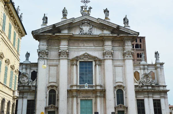 Vista da Catedral de Mântua dedicada a São Pedro, Mântua, Itália — Fotografia de Stock